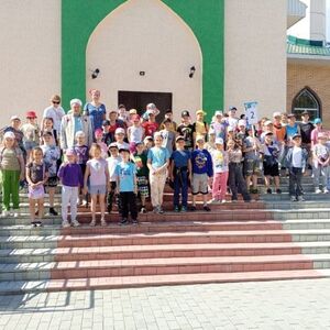 Выпускники первого класса школы 4 г. Арамиль в мечети - Региональное духовное управление мусульман свердловской области, Екатеринбург